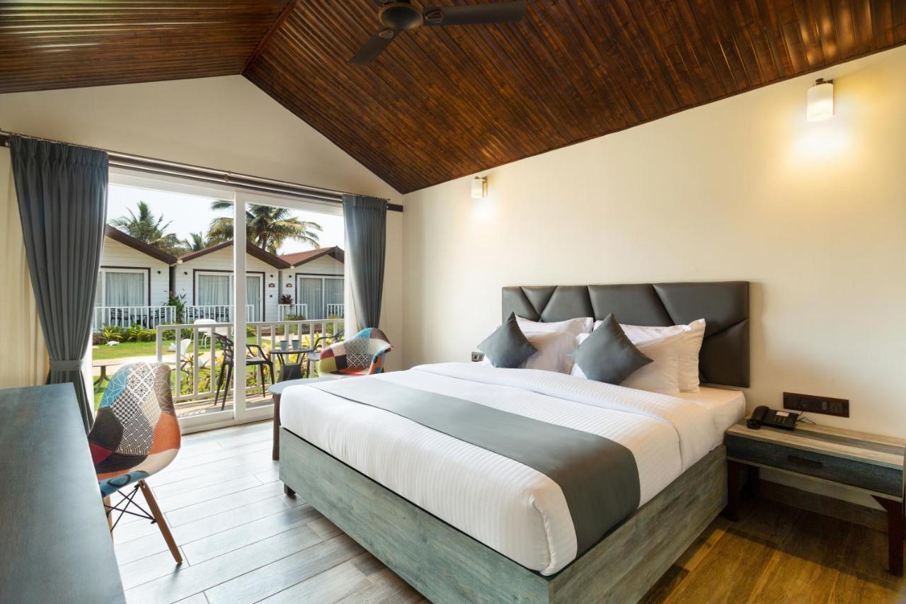 Stone Wood Beach Resort, Vagator Exterior photo