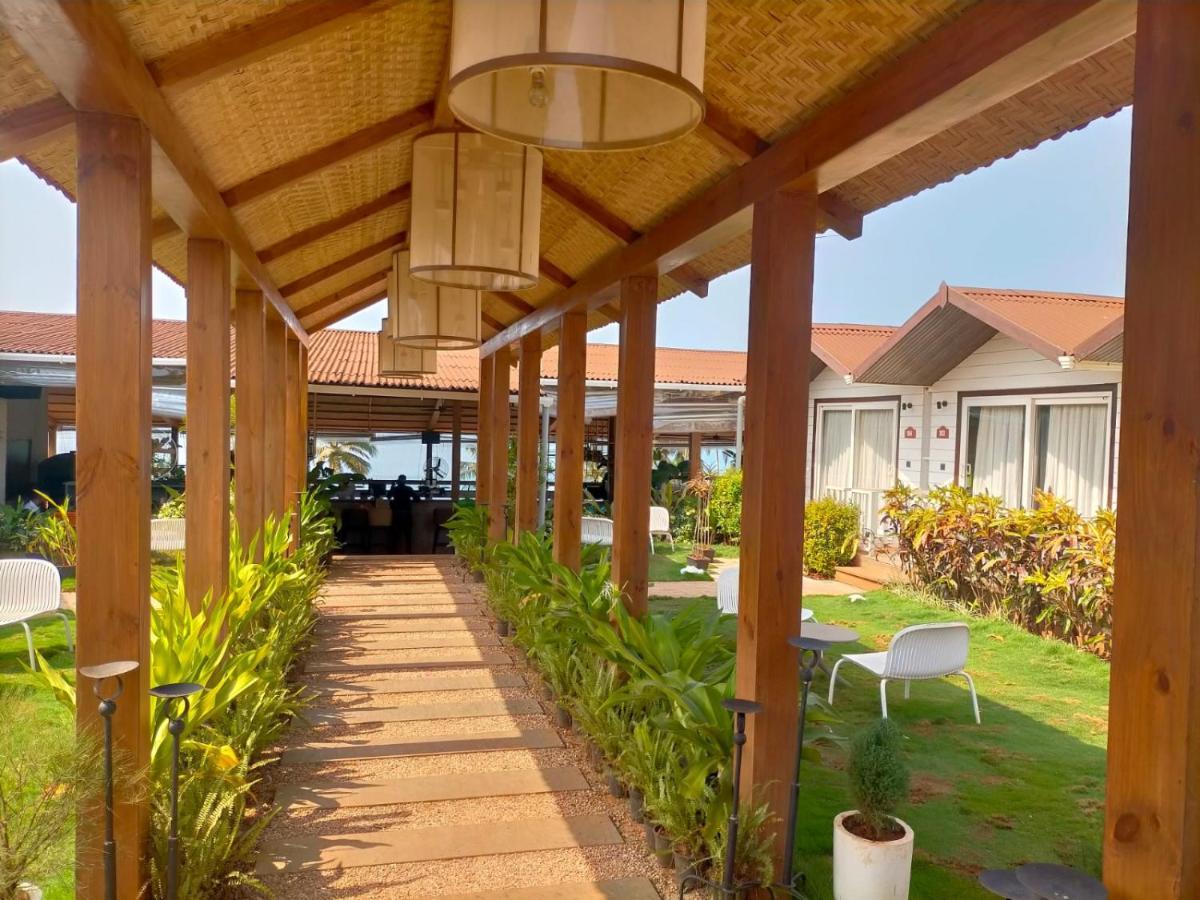 Stone Wood Beach Resort, Vagator Exterior photo