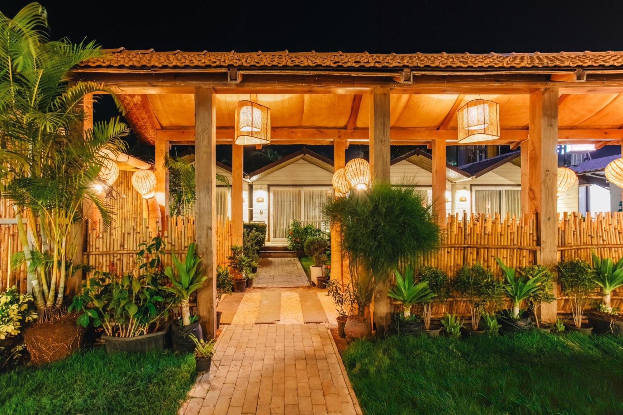 Stone Wood Beach Resort, Vagator Exterior photo